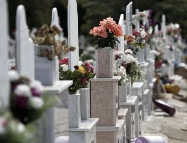Ο άντρας που διακόπτει κηδείες μετά από εντολή που του έδωσαν οι νεκροί (φωτο)